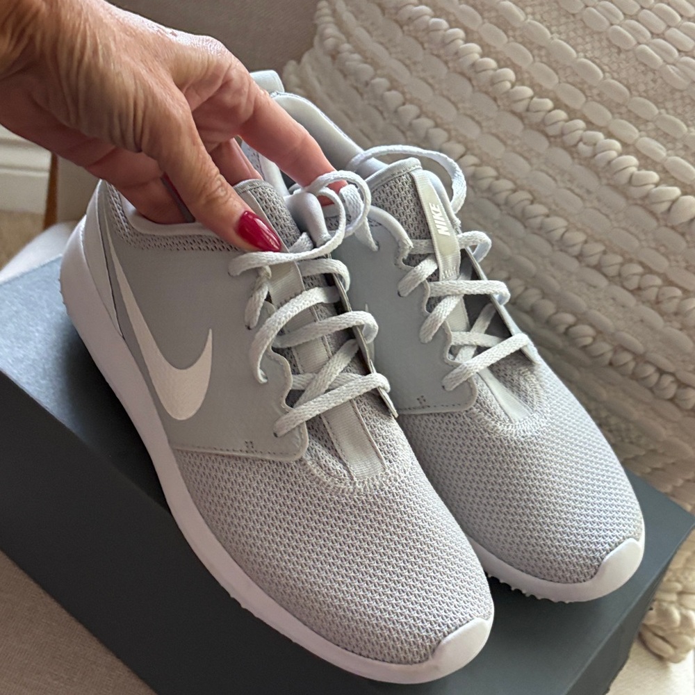 Nike Women's Light Gray Mesh Golf Sneakers with White Swoosh